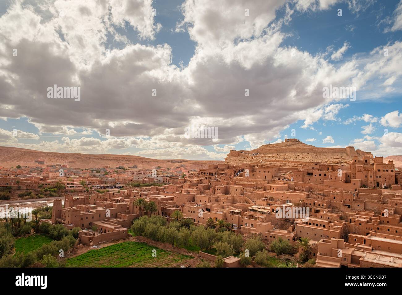 Village d'Aït Benhaddou, Maroc sous un ciel nuageux Banque D'Images