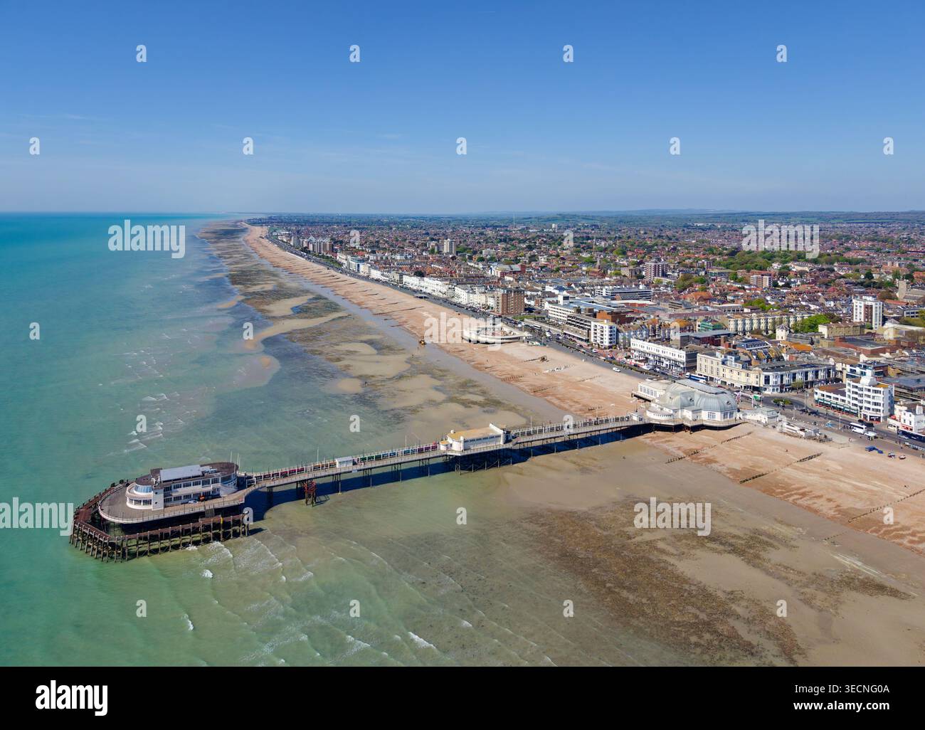 Vue aérienne de Worthing Pier, du front de mer et de la plage de galets de la ville balnéaire de Worthing lors d'une journée de printemps ensoleillée dans le West Sussex, Angleterre, Royaume-Uni. Banque D'Images