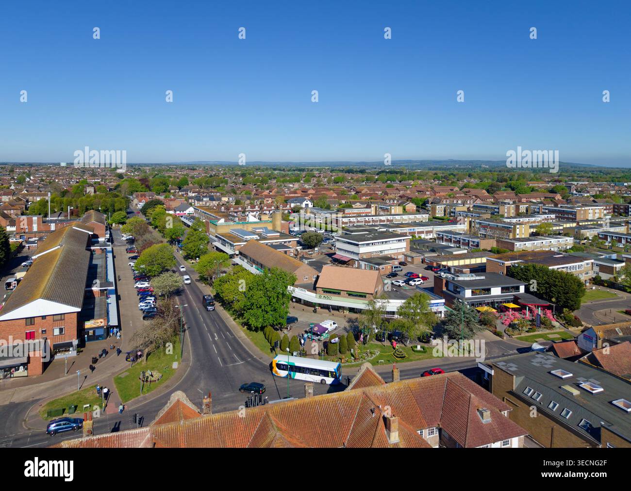 Vue aérienne, zone industrielle et résidentielle à usage mixte dans la banlieue balnéaire de la ville britannique de Rustington, West Sussex, avec la rue en vue dégagée, Royaume-Uni. Banque D'Images