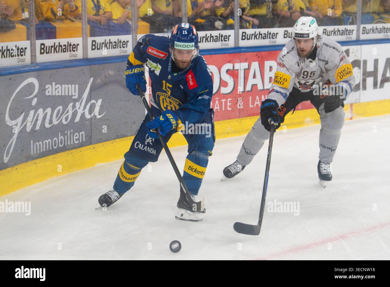 DAVOS, SUISSE - AVRIL 30 : Simon Ryfors de Davos l) contre Jacob de la Rose de Fribourg lors du match 7 de la finale de la Ligue nationale entre HC Davos contre HC Fribourg-Gotteron le 30 avril 2026 à Davos, Suisse. Banque D'Images
