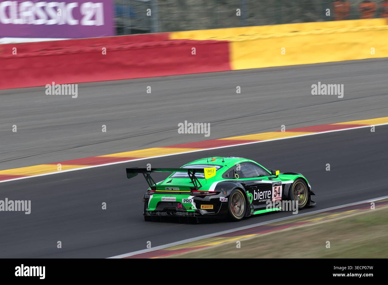 Style italien au Spa : la Porsche 911 GT3-R #54 Dinamic Motorsport qui traverse la courbe de Raidillon aux 24 heures de Spa 2022 Banque D'Images