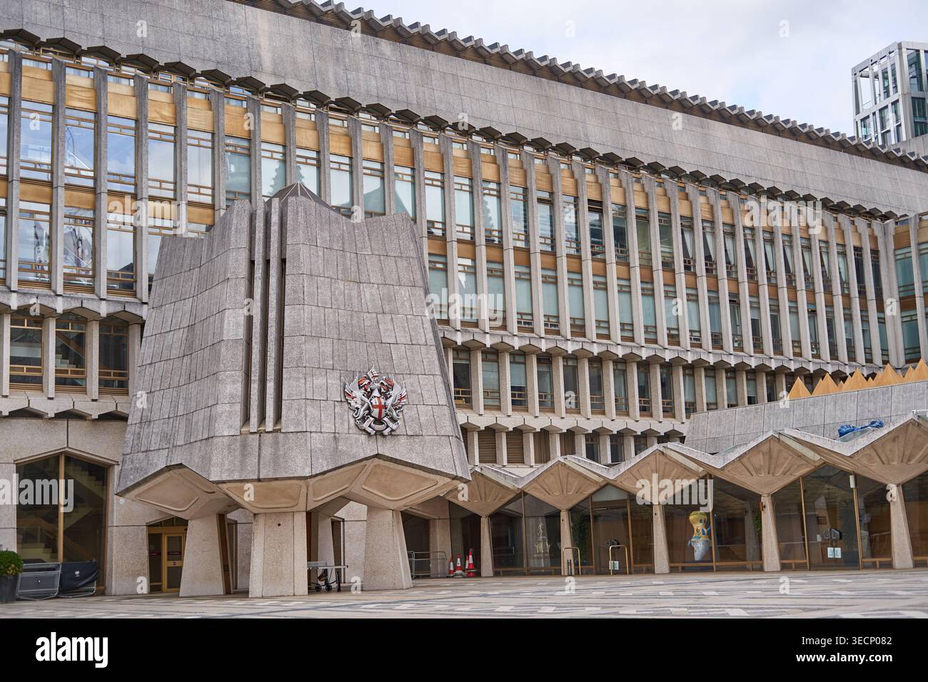 L'image représente l'extension de style brutaliste du Guildhall dans la City de Londres, Royaume-Uni. Le bâtiment en béton présente des formes géométriques distinctives Banque D'Images