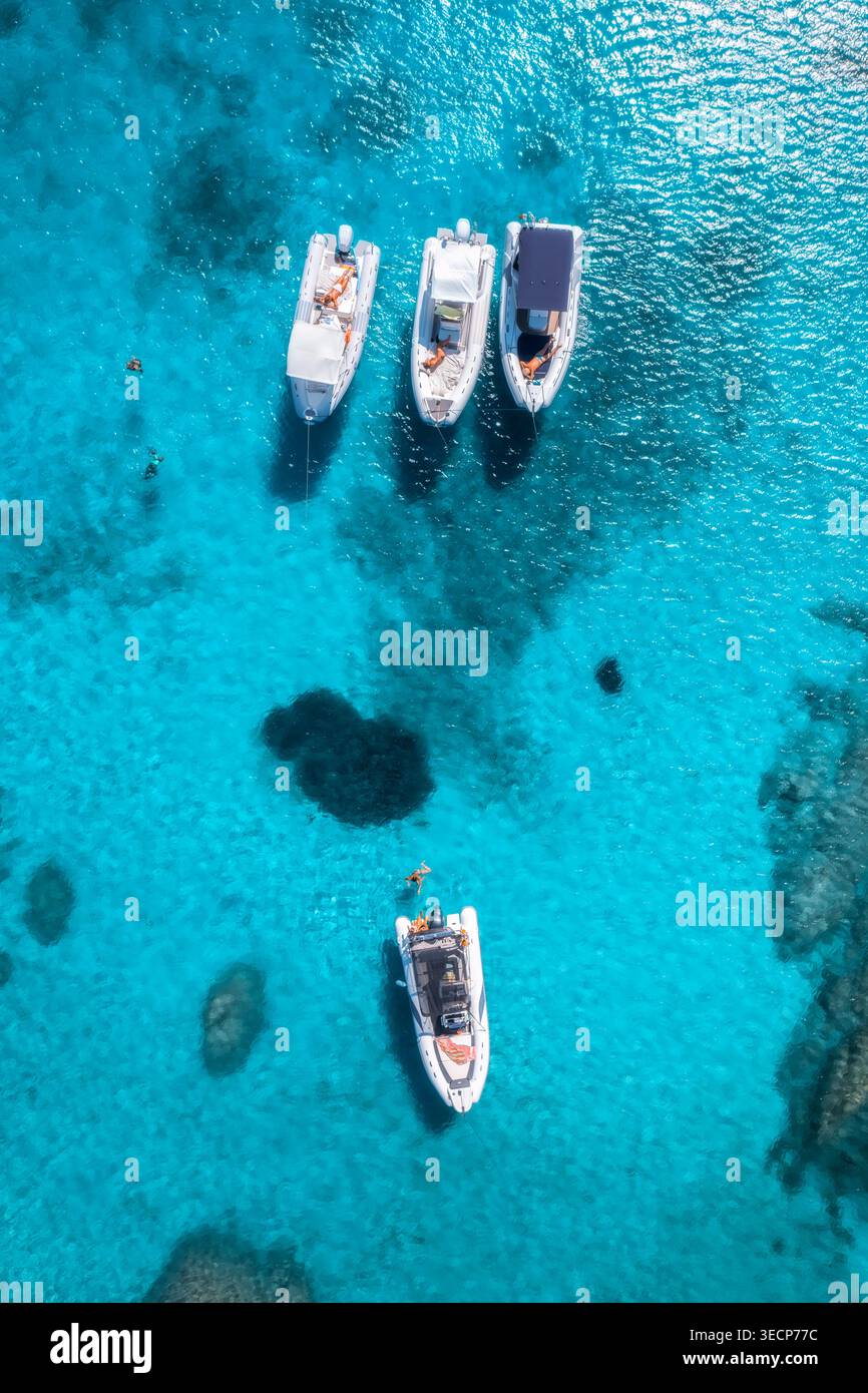 Vue aérienne de yacht de luxe et bateau en mer bleue en été Banque D'Images