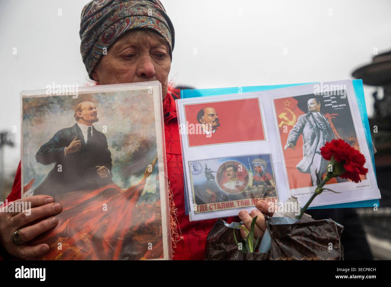 Moscou, Russie. 1er mai 2026. Une femme tient les portraits de Vladimir Lénine lors d'un rassemblement du KPRF au Monument à Karl Marx sur la place Teatralnaya pour marquer la Journée internationale des travailleurs à Moscou, en Russie Banque D'Images