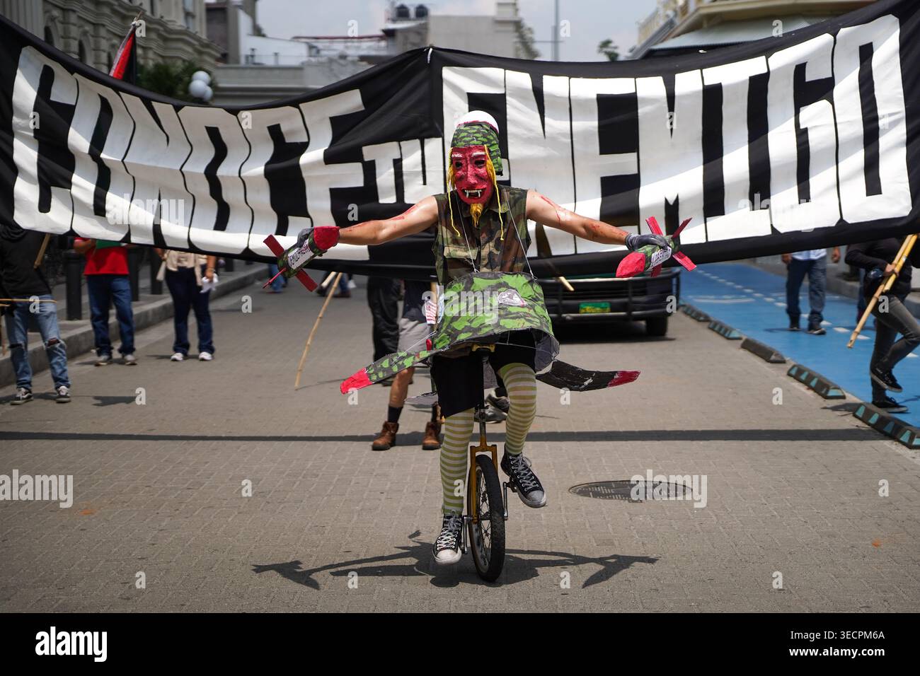 San Salvador, El Salvador. 01 mai 2026. Un manifestant en costume participe à une manifestation de la fête du travail. Crédit : SOPA images Limited/Alamy Live News Banque D'Images