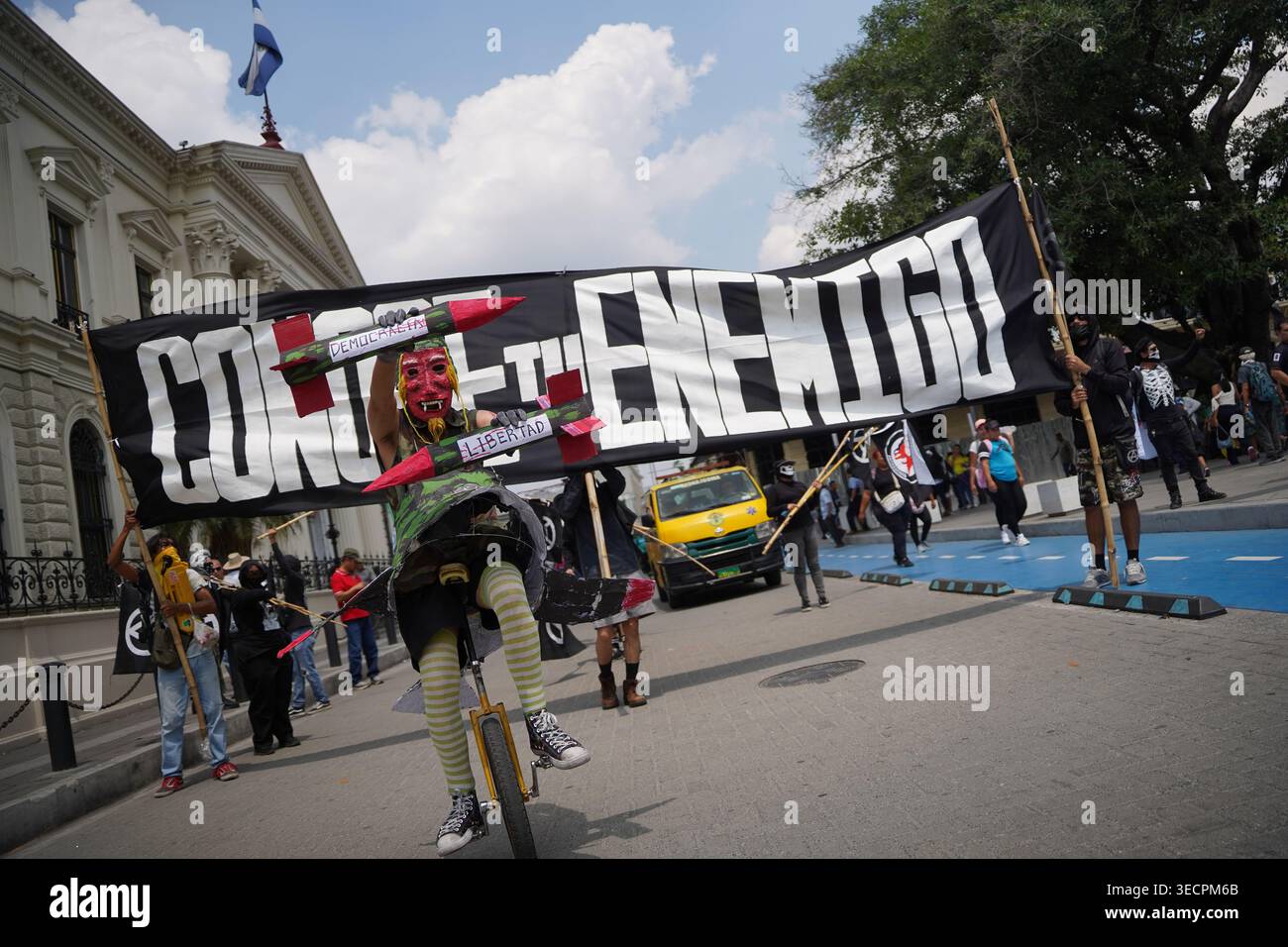 San Salvador, El Salvador. 01 mai 2026. Un manifestant en costume participe à une manifestation de la fête du travail. Crédit : SOPA images Limited/Alamy Live News Banque D'Images