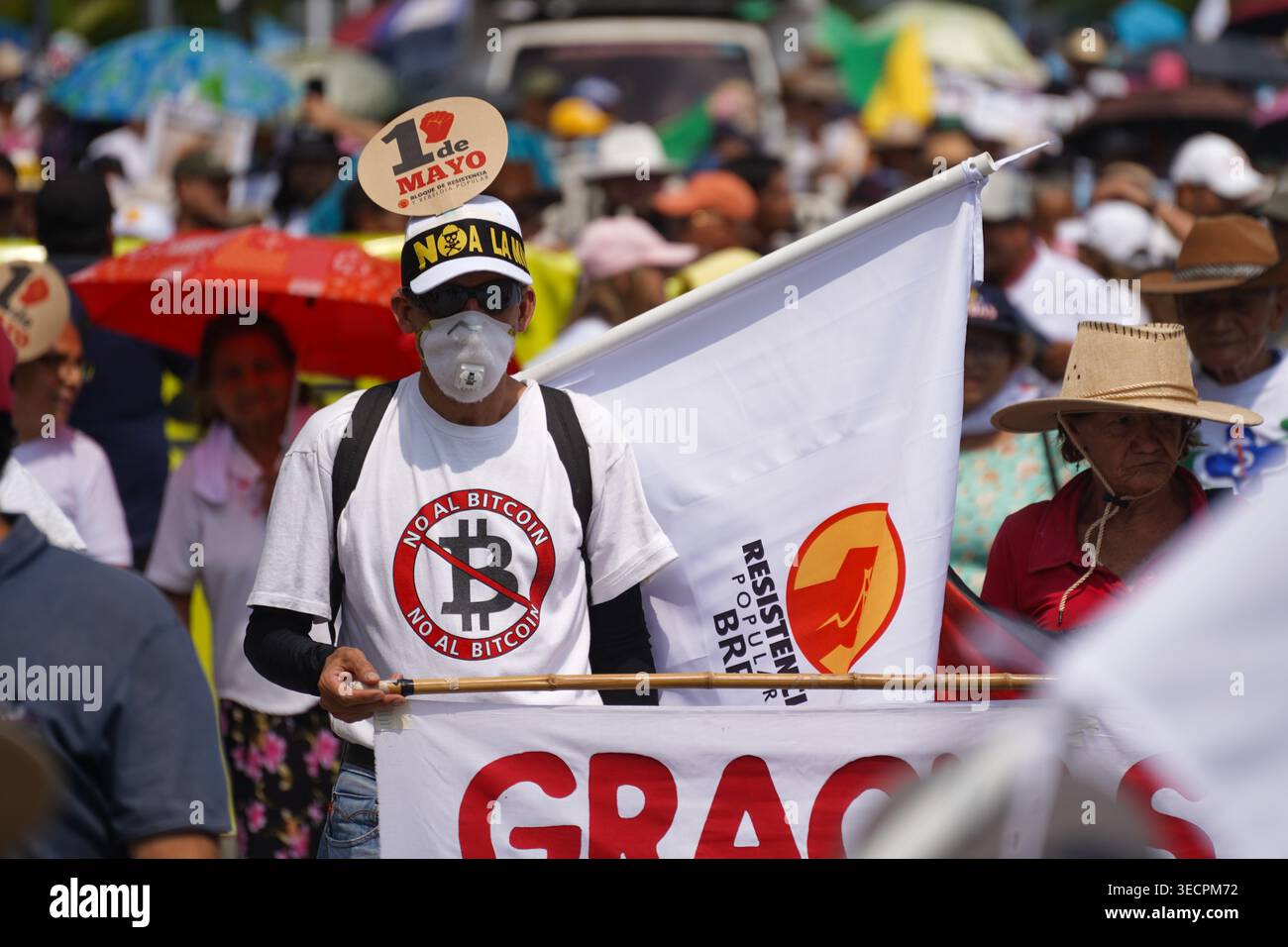 San Salvador, El Salvador. 01 mai 2026. Un manifestant porte une chemise contre Bitcoin lors d'une manifestation de la fête du travail. Crédit : SOPA images Limited/Alamy Live News Banque D'Images