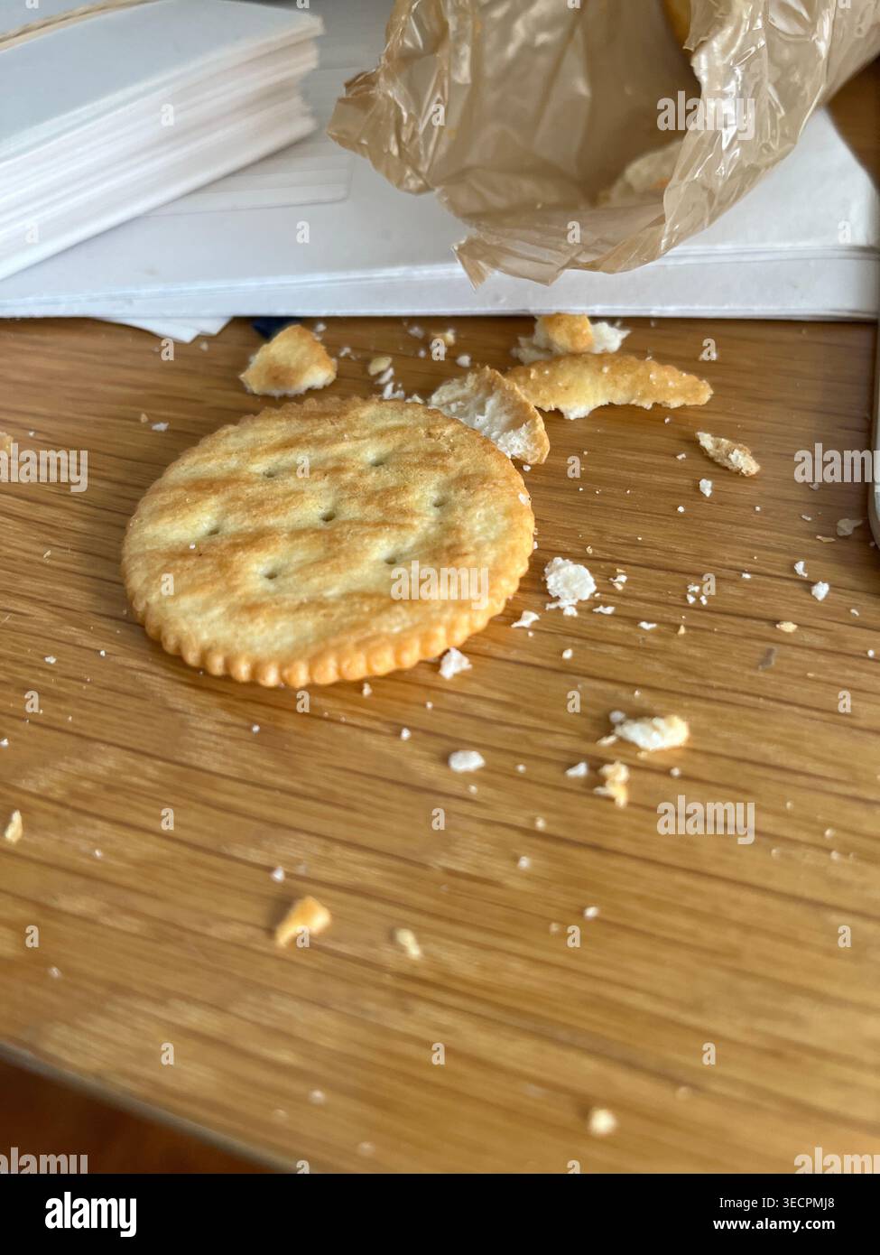 gros plan de ritz cracker et des miettes sur une table à côté d'un emballage, désordonné Banque D'Images