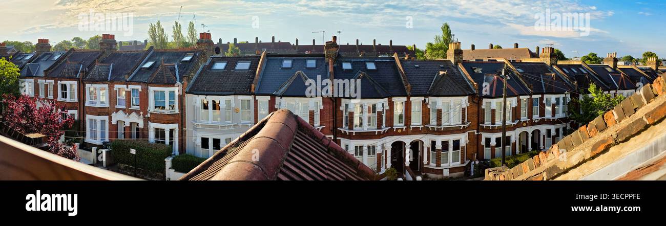 Vue panoramique des maisons mitoyennes victoriennes à Clapham, Londres Banque D'Images
