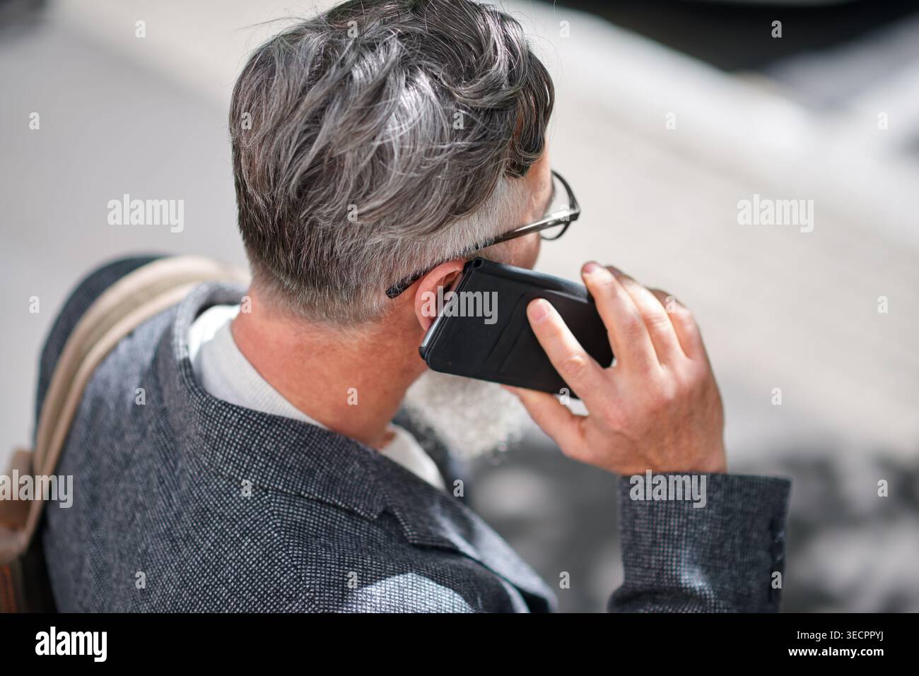 Homme d'affaires, appel téléphonique ou communication sur le trajet en ville, conversation ou négociation de cas pour le cabinet d'avocats. Voyage, contact et avocat en discussion Banque D'Images