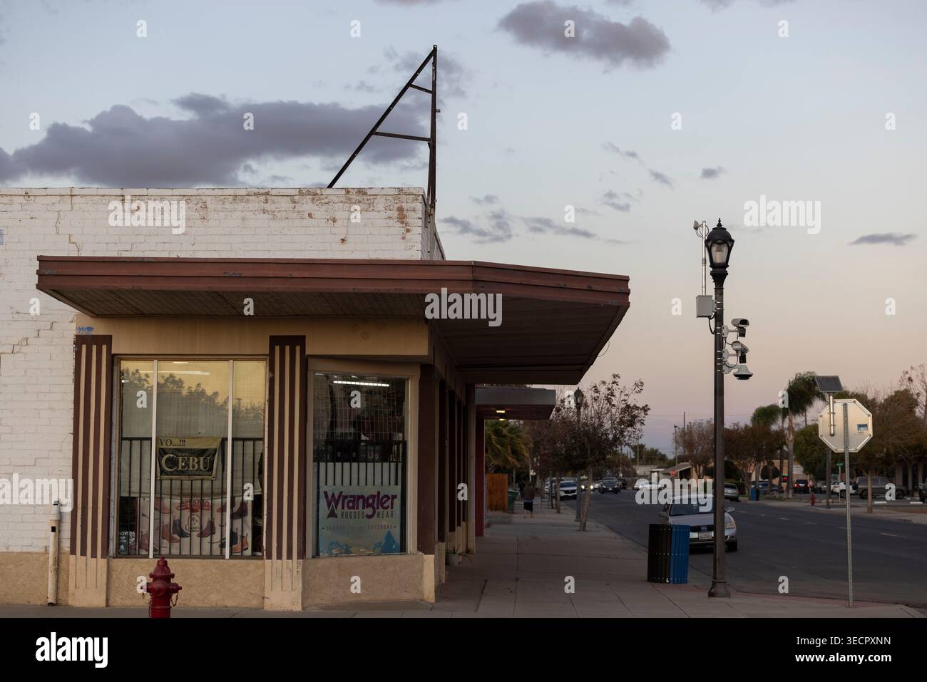 Mendota, Californie, États-Unis - 28 octobre 2024 : une tempête nocturne souffle à travers le paysage urbain du centre-ville au coucher du soleil. Banque D'Images