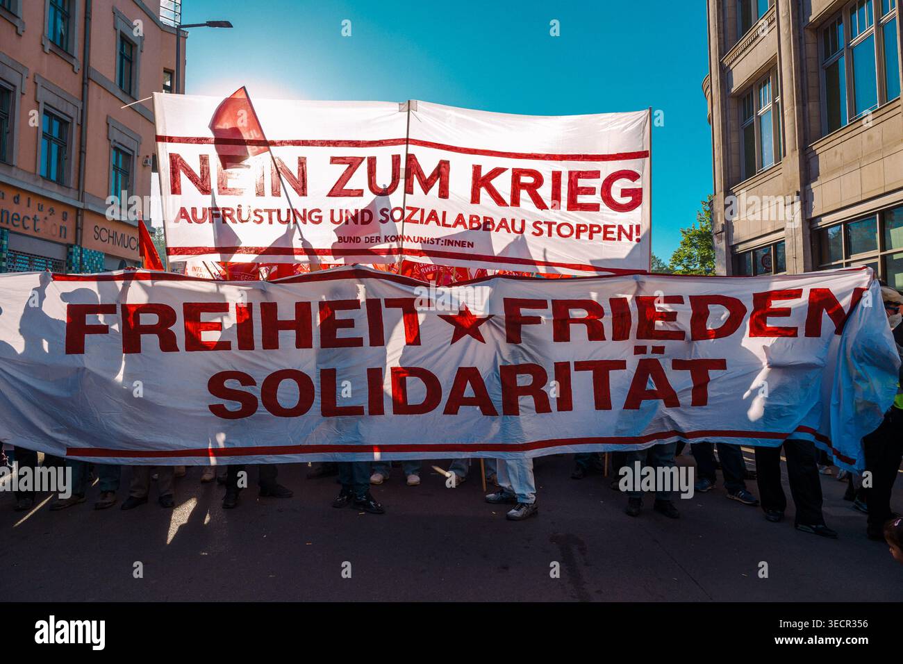 Berlin, Berlin, Allemagne. 1er mai 2026. Bannière principale de la manifestation écrivant de haut en bas ''NON À LA GUERRE'' et ''SOLIDARITÉ POUR LA PAIX ET la LIBERTÉ'' le 1er mai, Berlin, Allemagne. Des milliers de personnes défilent dans les ruisseaux de Berlin Kreuzberg/NeukÃ¶Ln pour la manifestation annuelle de la Journée internationale des travailleurs, avec un caractère pro-palestinien intense et la violence policière à la fin de la déomnstration. (Crédit image : © Nikos Kanistras/ZUMA Press Wire) USAGE ÉDITORIAL SEULEMENT ! Non destiné à UN USAGE commercial ! Banque D'Images