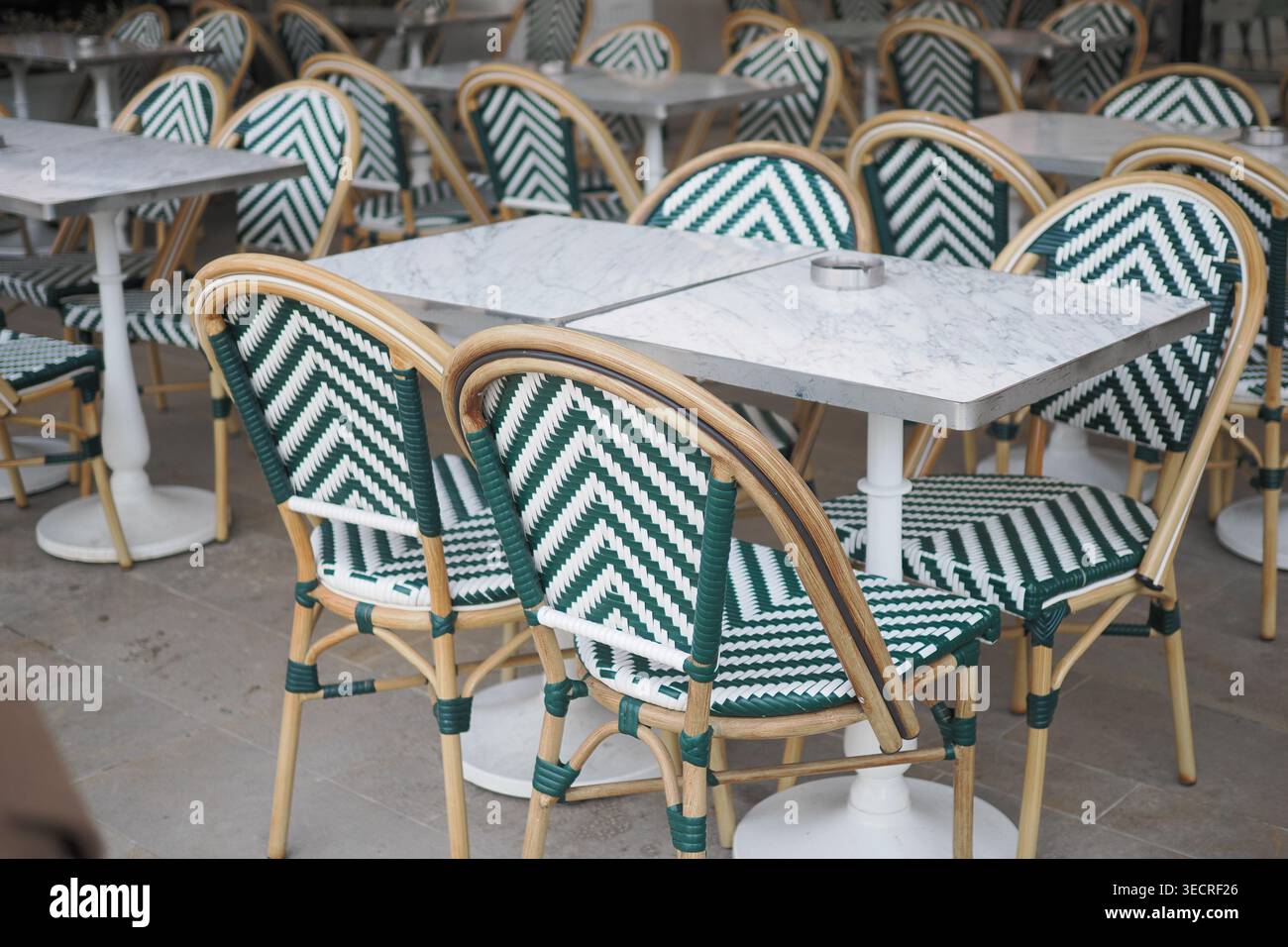 Chaises et tables dans un cadre de café extérieur Banque D'Images