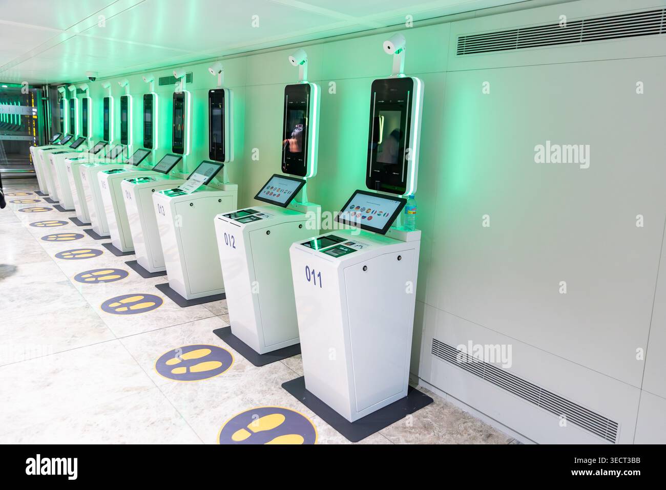 Système d'entrée/sortie, EES, terminaux pour passagers à l'aéroport d'Alicante, Espagne, Europe. Surveillance électronique automatique et enregistrement du contrôle aux frontières Banque D'Images