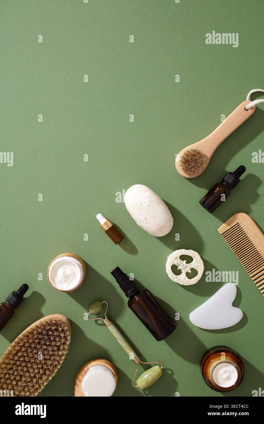 Une collection de produits cosmétiques écologiques et zéro déchet disposés sur un fond vert, mettant en valeur des choix de beauté naturels, biologiques et durables Banque D'Images