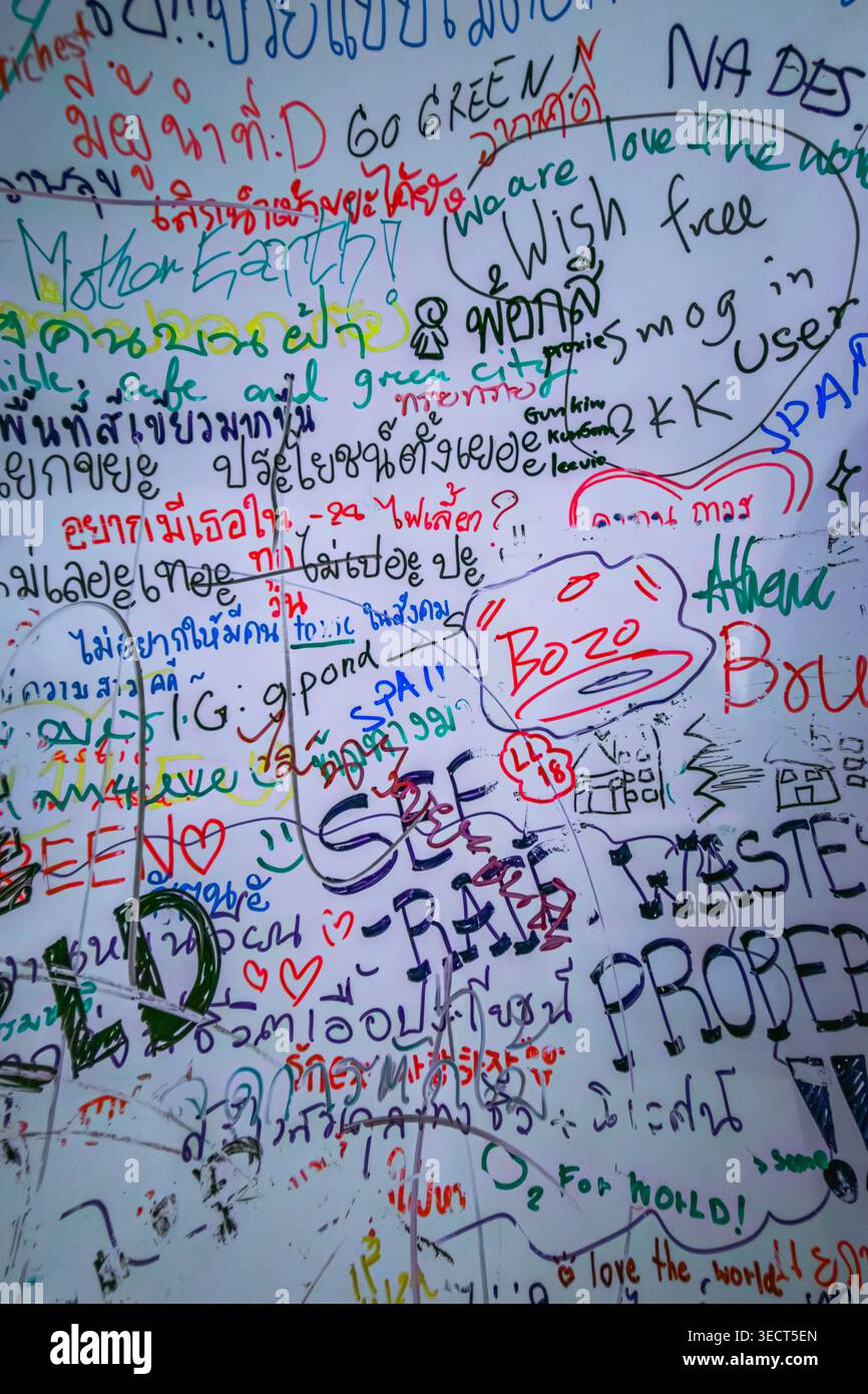 Graffiti coloré et messages environnementaux écrits à la main sur un panneau blanc public lors de l'événement Trash to Treasure à l'intérieur du QSNCC, Bangkok. Éditorial. Banque D'Images
