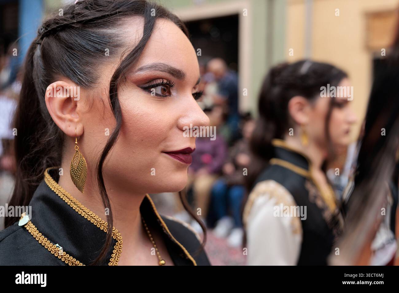 Profil Portrait d'une participante de Fila Andaluces montrant maquillage artistique à Alcoy le 25 avril 2026, Espagne Banque D'Images