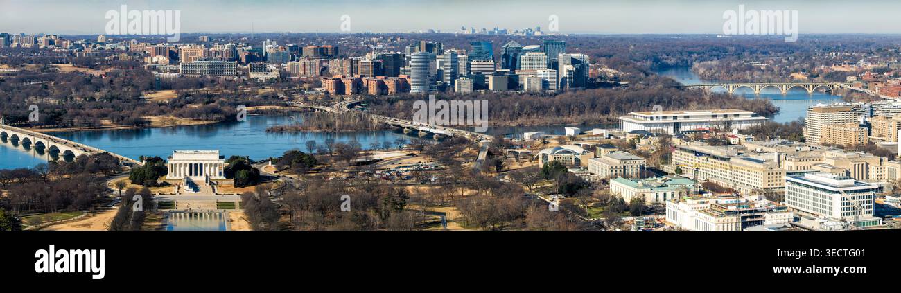 Lincoln Memorial avec Arlington Skyline à Washington DC / WASHINGTON, DC — des arbres d'hiver dormants entourent le Lincoln Memorial sur le bord ouest du National Mall, tandis que le pont Arlington Memorial Bridge enjambe le fleuve Potomac vers l'horizon commercial de Rosslyn, en Virginie. Conçu par l'architecte Henry Bacon et dédié en 1922, le monument dorique grec comporte 36 colonnes cannelées représentant les états de l'Union au moment de l'assassinat de Lincoln. Le pont adjacent, une voûte néoclassique en maçonnerie achevée en 1932 par la firme McKim, Mead & White, a été volontairement aligné Banque D'Images