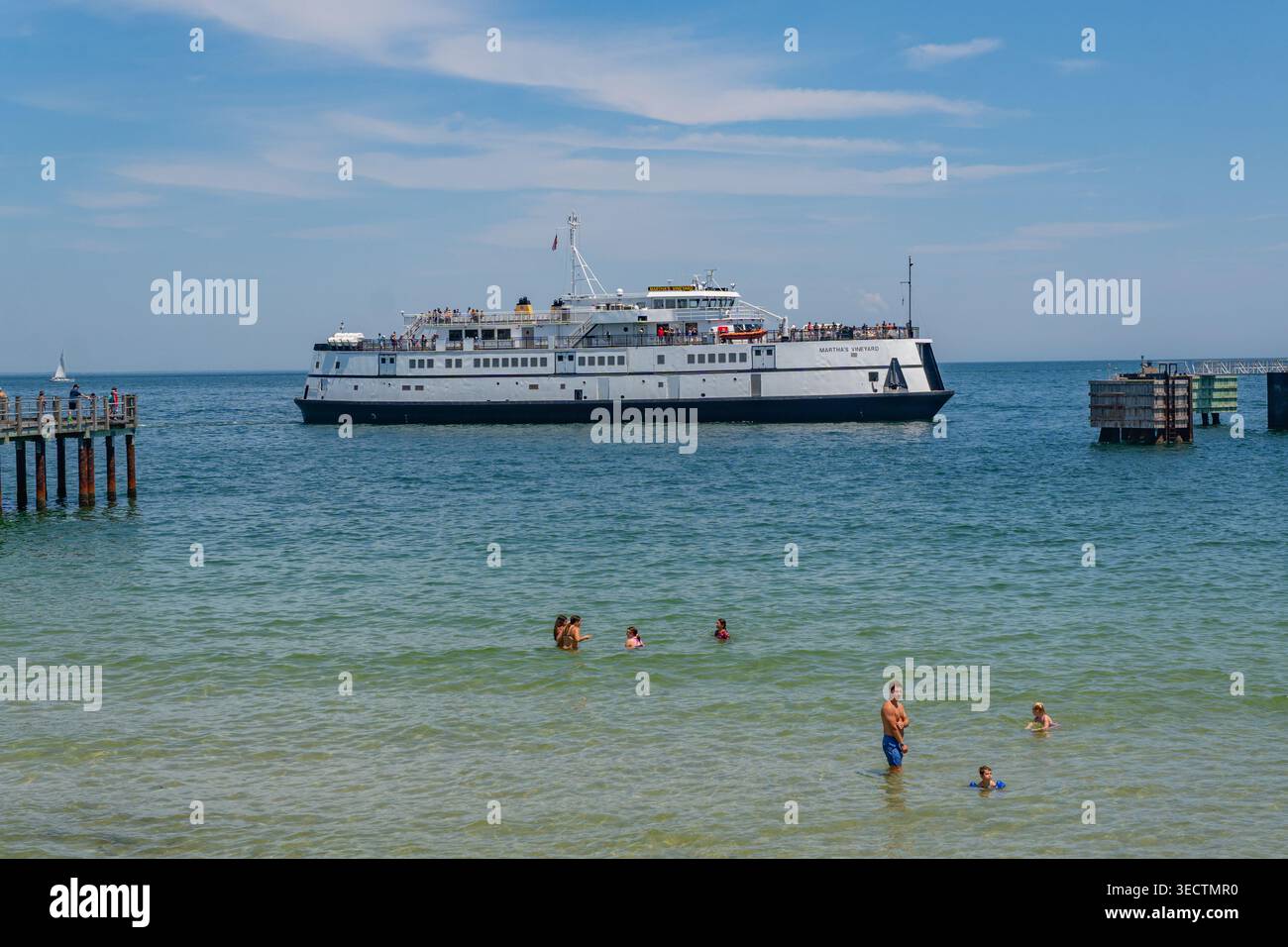 Oak Bluffs, Martha's Vineyard, ma, États-Unis-3 juillet 2025 : le ferry arrive au terminal de l'île et les gens nagent à la plage regardant le ferry. Banque D'Images