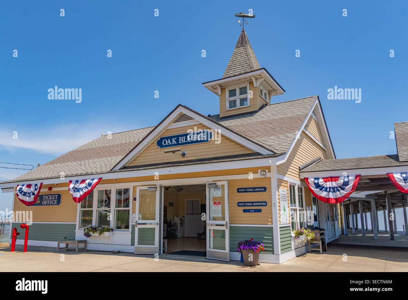 Oak Bluffs, Martha's Vineyard, ma, États-Unis-3 juillet 2025 : le ferry arrive au terminal de l'île et les gens nagent à la plage regardant le ferry. Banque D'Images