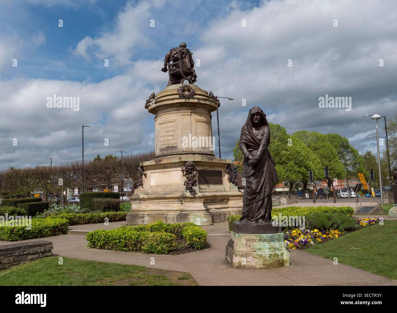 La statue de Lady Macbeth de William Shakespeare à côté du Gower Memorial à Stratford-Upon-Avon, dans le Warwickshire, Royaume-Uni. Banque D'Images