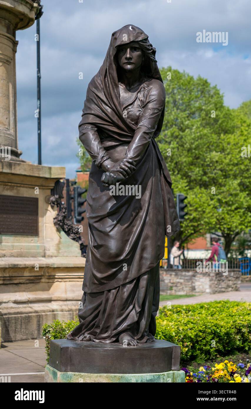 La statue de Lady Macbeth de William Shakespeare à côté du Gower Memorial à Stratford-Upon-Avon, dans le Warwickshire, Royaume-Uni. Banque D'Images