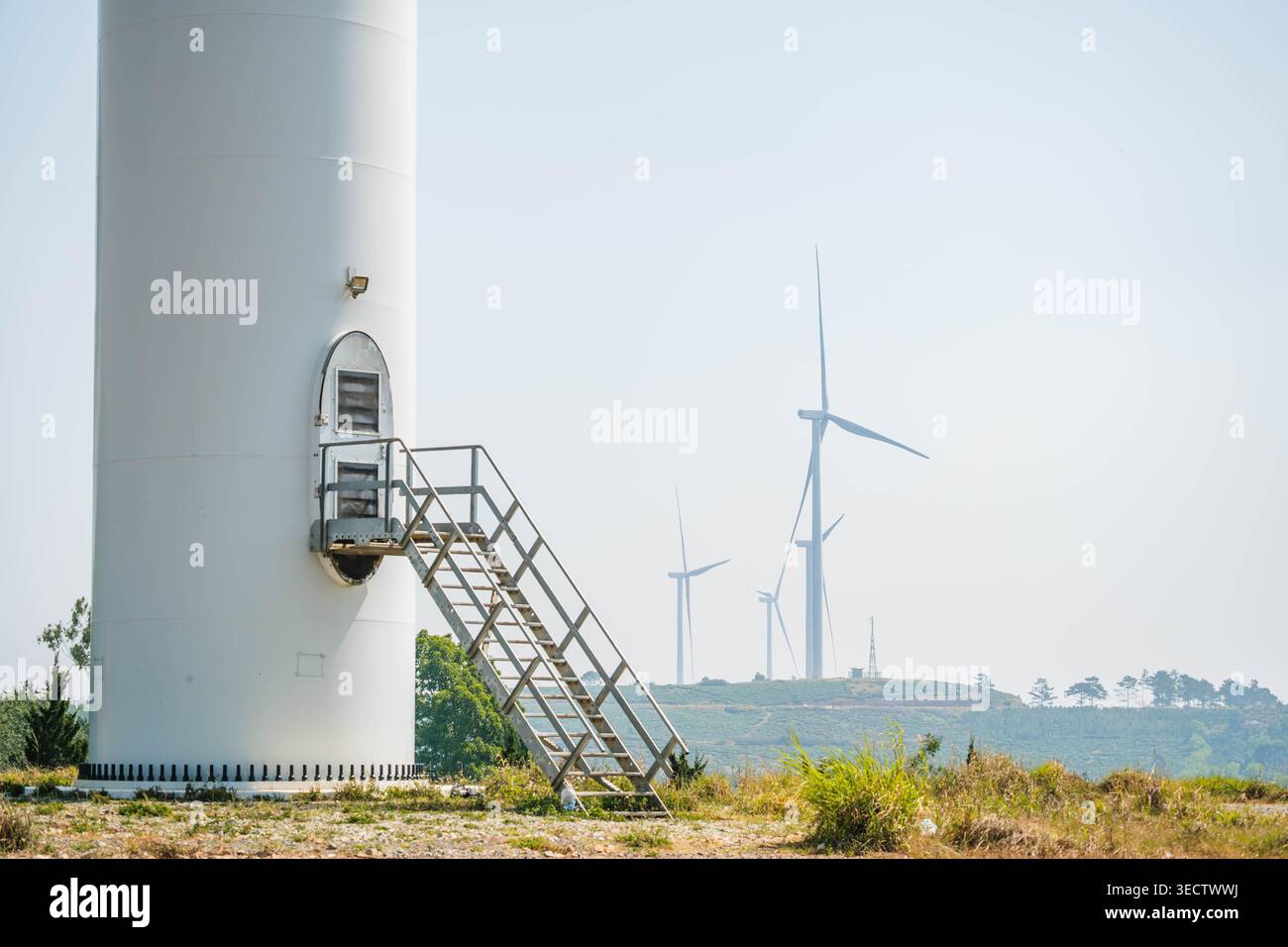 Base de l'éolienne et entrée de maintenance Banque D'Images