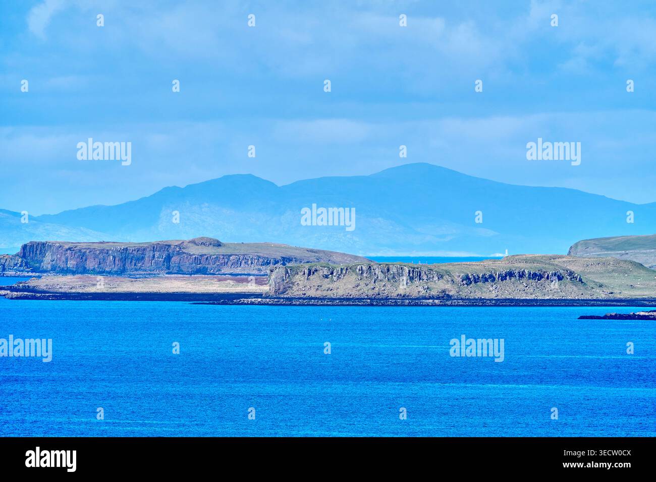 Vue depuis Skye vers les Hébrides extérieures et le phare d'Eilean Glas Banque D'Images