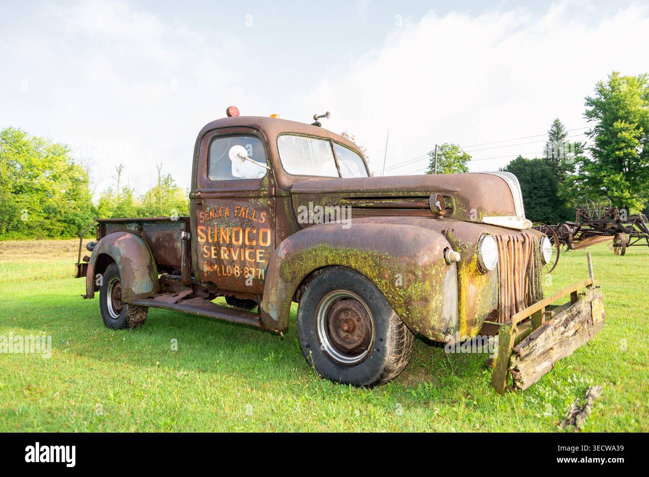 Seneca Falls Sunoco Service. Pick-up Ford des années 1940 Banque D'Images