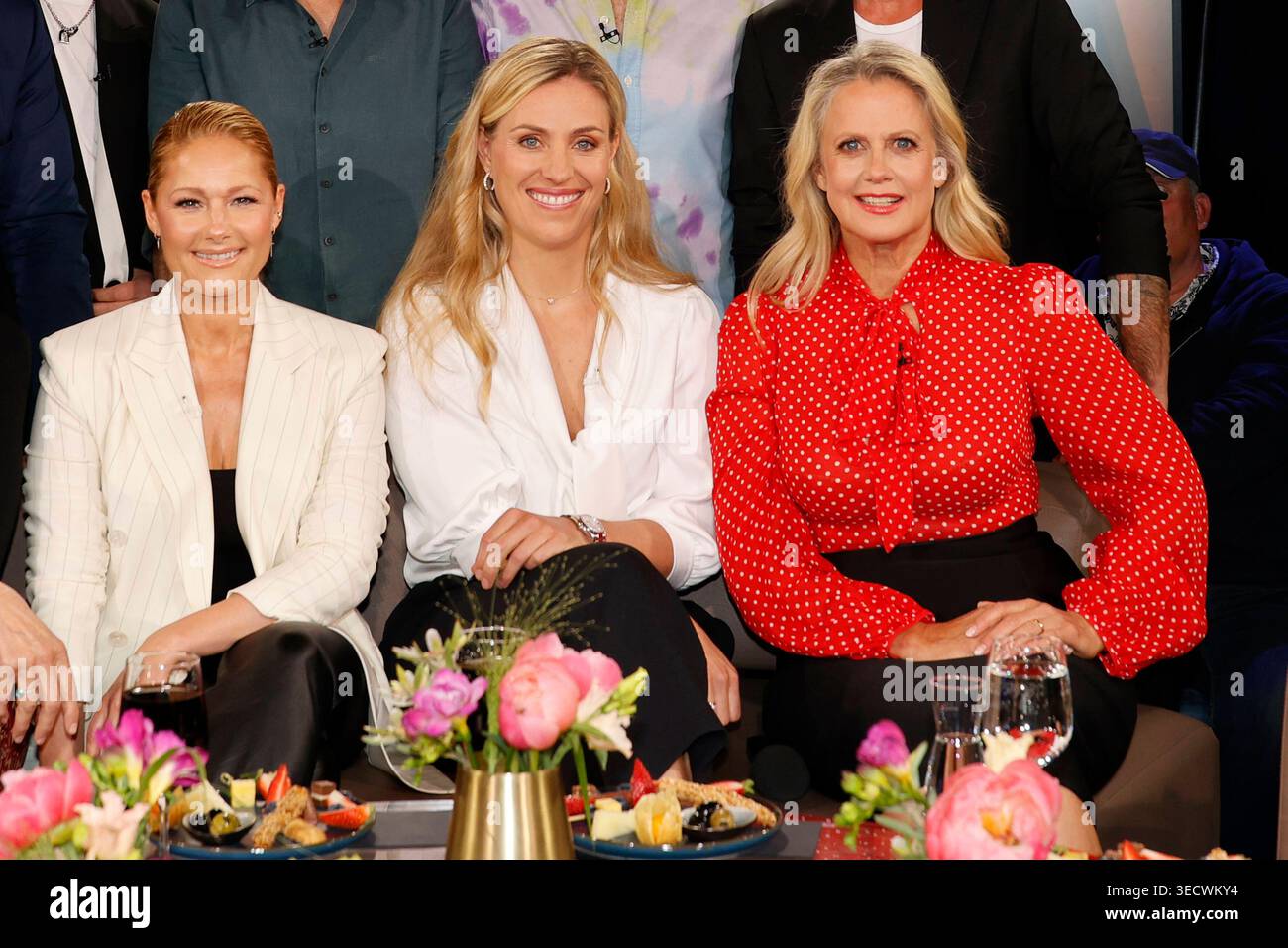 Hambourg, Deutschland 01. Mai 2026 : NDR Talk Show mit prominenten Gästen im Fernsehstudio Hamburg - 01.05.2026 Im Bild : v.Li. Helene Fischer, Angelique Kerber, Barbara Schöneberger lächeln in die Kamera. NDR Studio Hamburg *** Hambourg, Allemagne 01 mai 2026 NDR Talk Show avec des invités célèbres dans le studio TV de Hambourg 01 05 2026 dans l'image de gauche Helene Fischer, Angelique Kerber, Barbara Schöneberger sourire dans la caméra NDR Studio Hamburg Copyright : xFotostandx/xMeyerx Banque D'Images