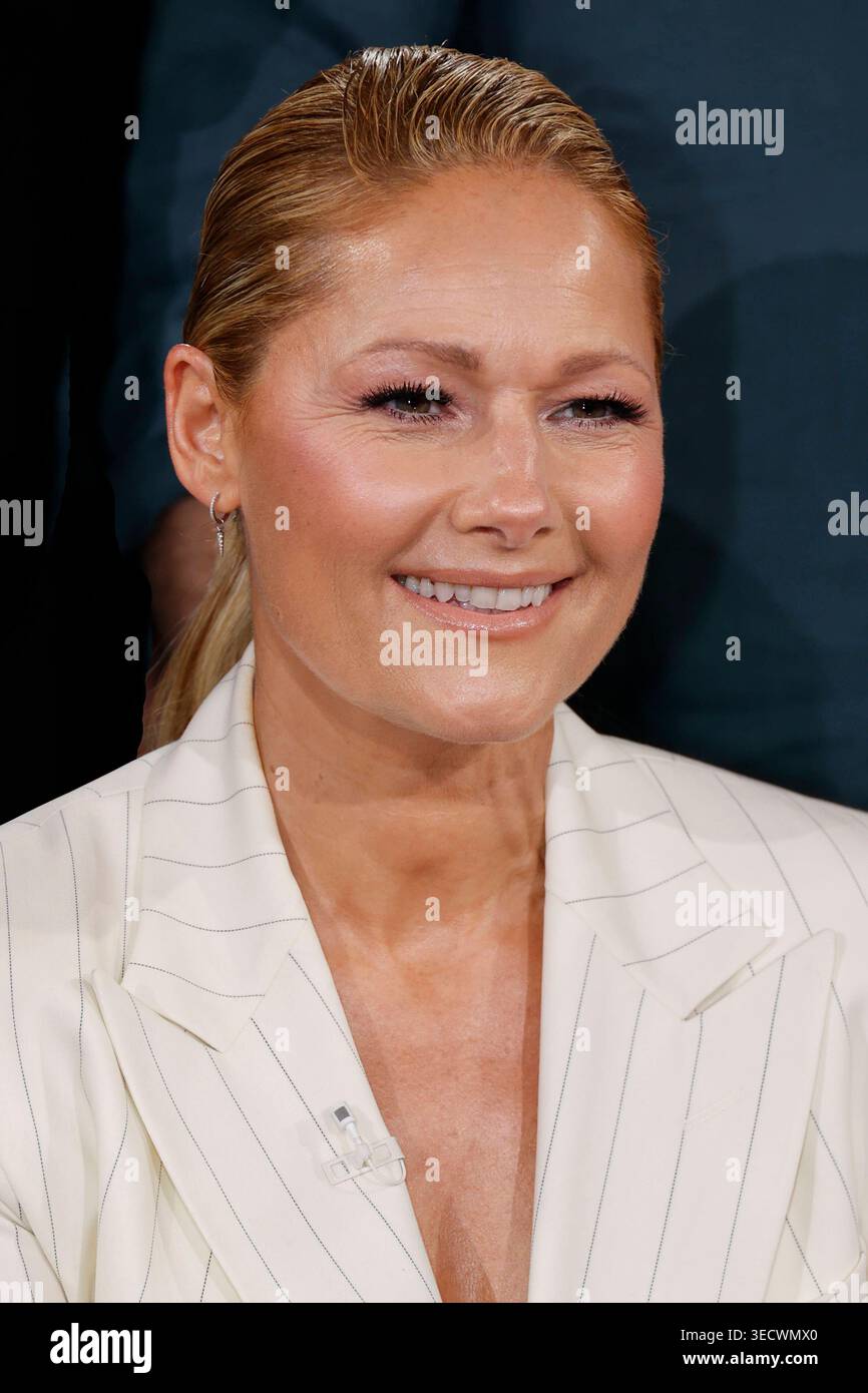 Hambourg, Deutschland 01. Mai 2026 : NDR Talk Show mit prominenten Gästen im Fernsehstudio Hamburg - 01.05.2026 Im Bild : Helene Fischer lächelnd im Portrait NDR Studio Hamburg *** Hambourg, Allemagne 01 mai 2026 NDR Talk Show avec des invités célèbres dans le studio de télévision de Hambourg 01 05 2026 dans l'image Helene Fischer souriant dans le portrait NDR Studio Hamburg Copyright : xFotostandx/xMeyerx Banque D'Images