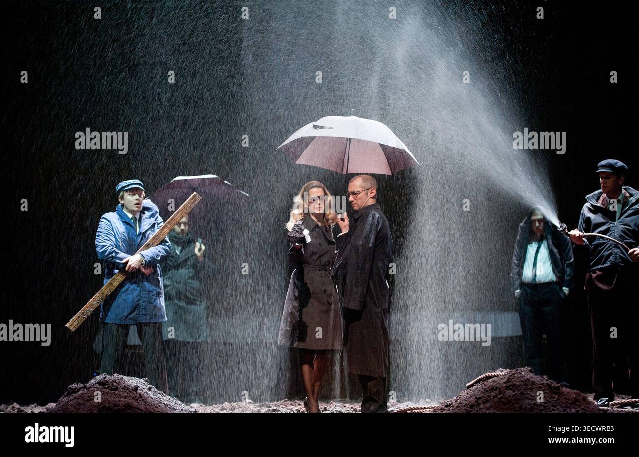 Les funérailles d'Ophélie - gauche : Stefan Stern (Laertes), Urs Jucker (Claudius - arrière) centre : Judith Rosmair (Gertrude), Robert Beyer (Polonius) droite : Hamlet (Lars Eidinger - arrière), Sebastian Schwarz (Horatio) dans HAMLET de Shakespeare au Barbican Theatre, Londres EC2 30/11/2011 a Schaubuhne am Lehniner Platz Berlin production traduction allemande : Marienburg réalisateur : scène : scène : Marienburg Rengelins : Jan Banque D'Images