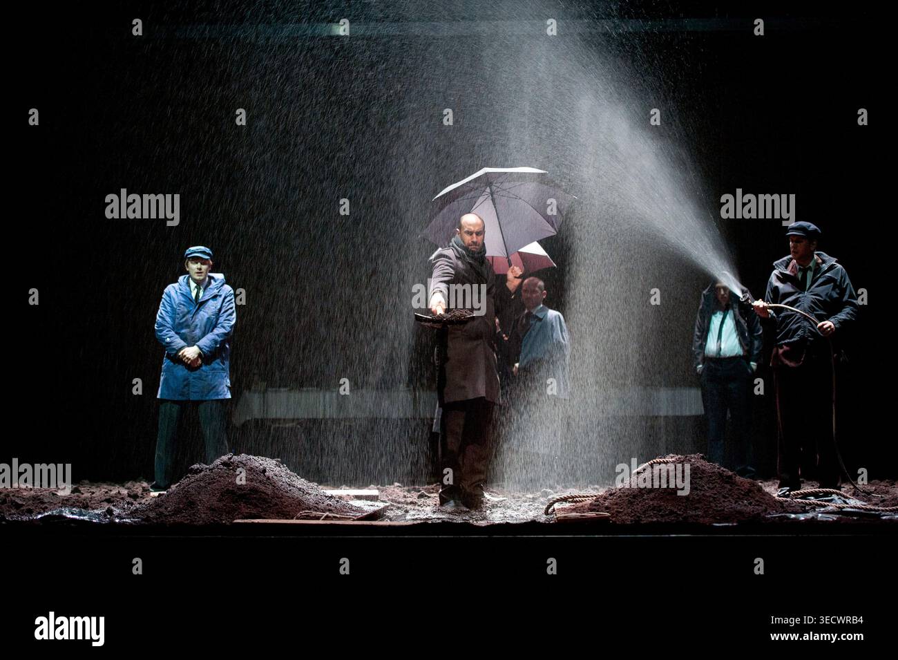 Funérailles d'Ophélie - à gauche : Stefan Stern (Laertes) centre : Urs Jucker (Claudius), Robert Beyer (Polonius - arrière) à droite : Lars Eidinger (Hamlet - arrière), Sebastian Schwarz (Horatio) dans HAMLET de Shakespeare au Barbican Theatre, Londres EC2 30/11/2011 a Schaubuhne am Lehnlay Platz Berlin traduction allemande : Marius von Mayenburg décor : Jan Pappelor Rissenburg réalisateur : Thomas Pcostumes : Thomas Ocostumes : Thomas Rissenburg Banque D'Images
