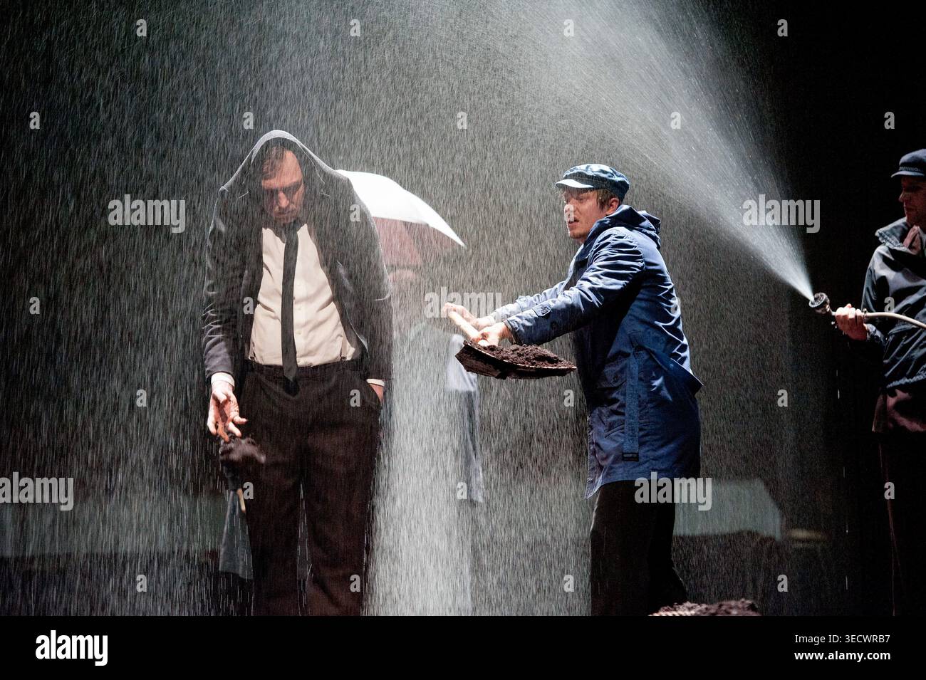 Funérailles d'Ophelia - devant, de gauche à droite : Lars Eidinger (Hamlet), Stefan Stern (Laertes) dans LE HAMEAU de Shakespeare au Barbican Theatre, Londres EC2 30/11/2011 a Schaubuhne am Lehniner Platz Berlin production traduction allemande : Marius von Mayenburg décors : Jan Pappelbaum costumes : Nina Wetzel éclairage : Erich Schneider combats : René Lay réalisateur : Thomas Ostermeier Banque D'Images