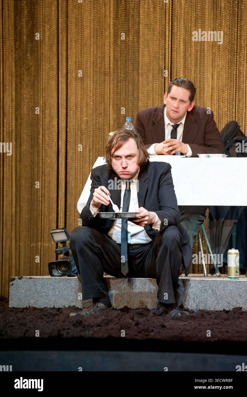 Lars Eidinger (Hamlet - front), Sebastian Schwarz (Horatio) dans HAMLET de Shakespeare au Barbican Theatre, Londres EC2 30/11/2011 a Schaubuhne am Lehniner Platz Berlin production traduction allemande : Marius von Mayenburg décor : Jan Pappelbaum costumes : Nina Wetzel éclairage : Erich Schneider combats : René Lay réalisateur : Thomas Ostermeier Banque D'Images