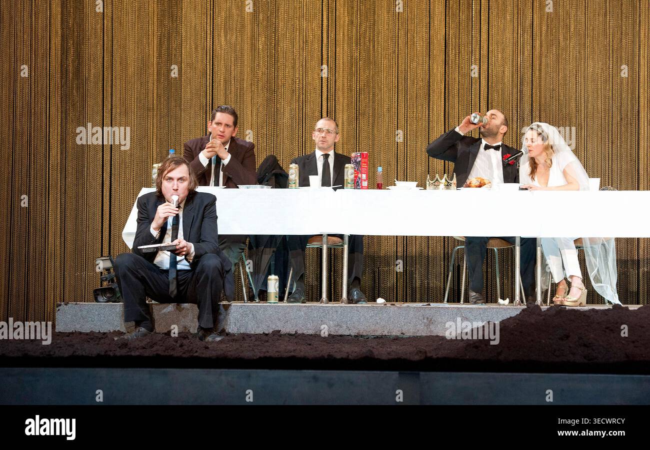 de gauche à droite : Lars Eidinger (Hamlet), Sebastian Schwarz (Horatio), Robert Beyer (Polonius), Urs Jucker (Claudius), Judith Rosmair (Gertrude) dans HAMLET de Shakespeare au Barbican Theatre, Londres EC2 30/11/2011 a Schaubuhne am Lehniner Platz Berlin 30 11/2011 Banque D'Images
