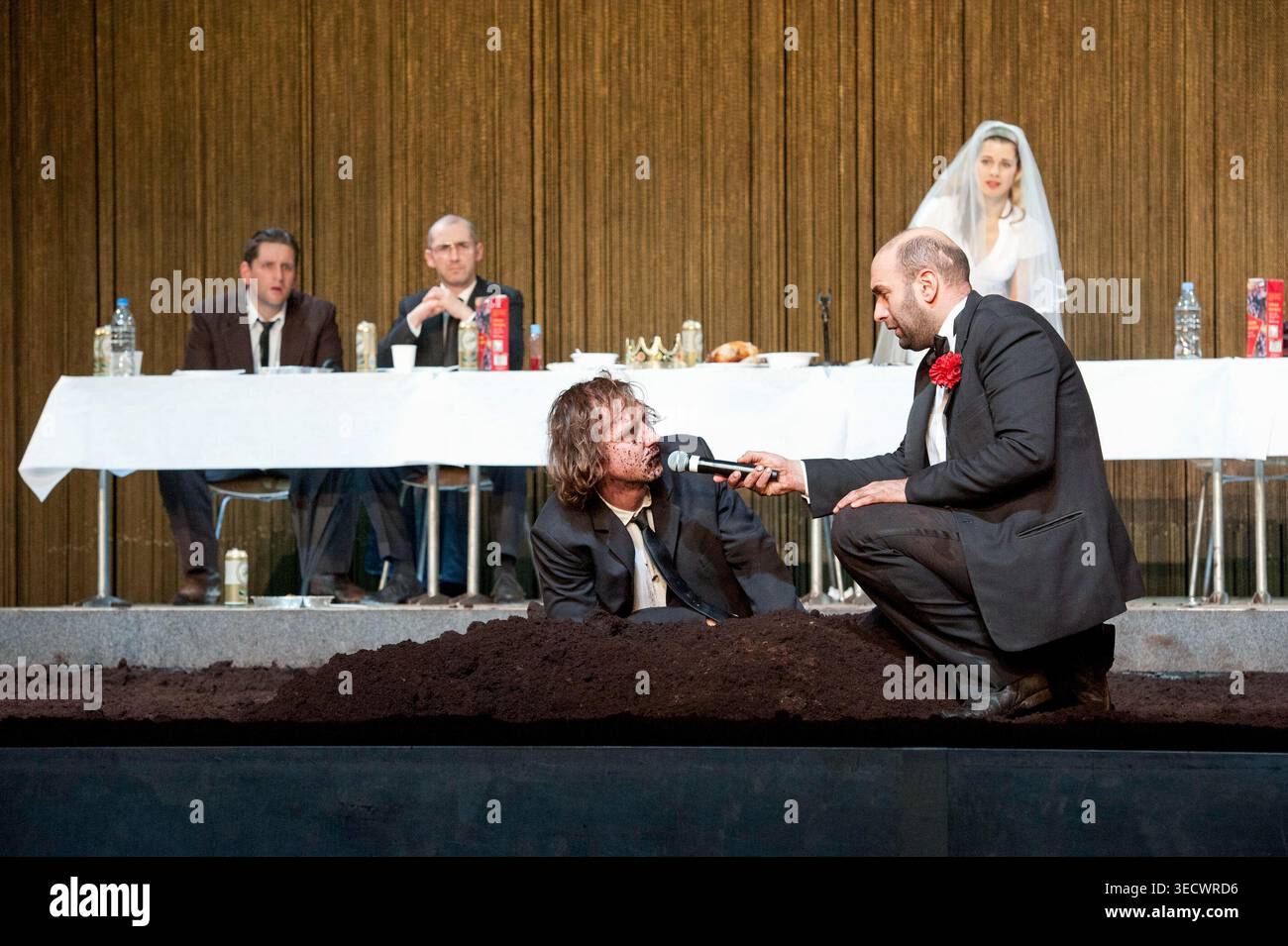 de gauche à droite, avant : Lars Eidinger (Hamlet), Urs Jucker (Claudius) arrière : Sebastian Schwarz (Horatio), Robert Beyer (Polonius), Judith Rosmair (Gertrude) dans LE HAMEAU de Shakespeare au Barbican Theatre, Londres EC2 30/11/2011 a Schaubuhne am Lehniner Platz Berlin traduction allemande : Marius von Mayenburg décor : Jan Pappelm costumes : Nina Wetfizel réalisateur : Erghts Osterich Banque D'Images