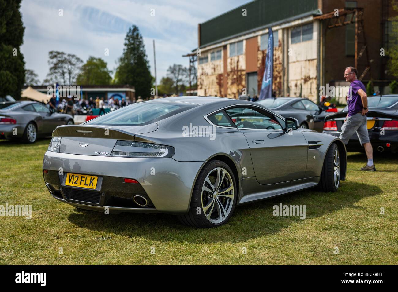 2010 Aston Martin V12 Vantage, exposée au Bicester Motion Scramble qui s'est tenu le 28 avril 2026. Banque D'Images