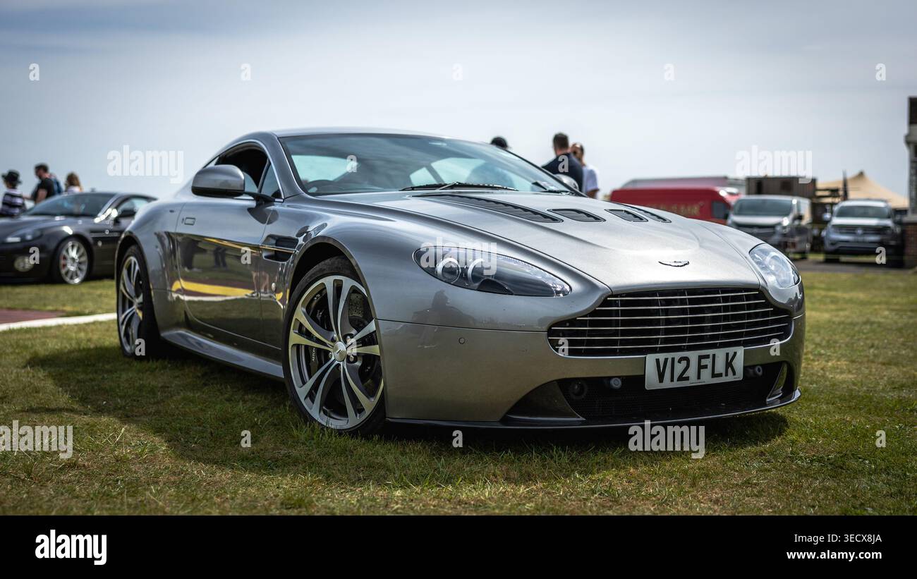 2010 Aston Martin V12 Vantage, exposée au Bicester Motion Scramble qui s'est tenu le 28 avril 2026. Banque D'Images