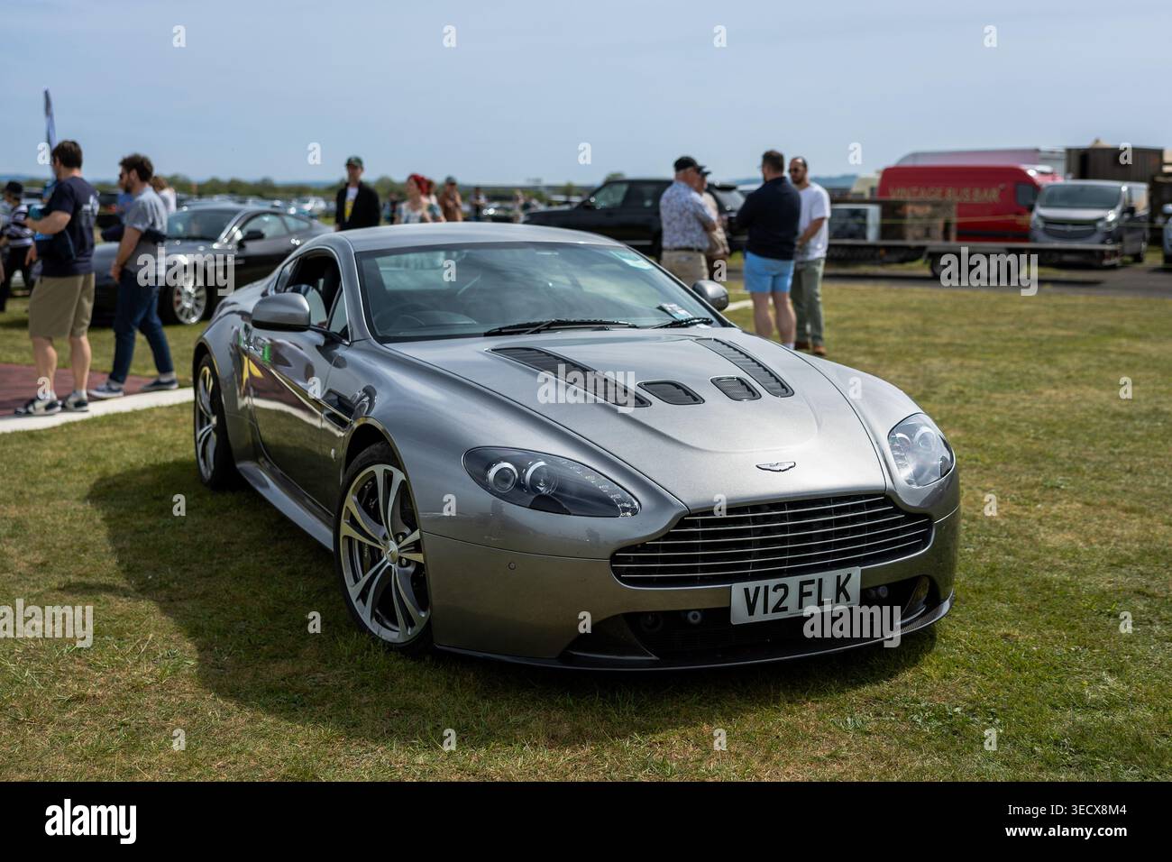 2010 Aston Martin V12 Vantage, exposée au Bicester Motion Scramble qui s'est tenu le 28 avril 2026. Banque D'Images