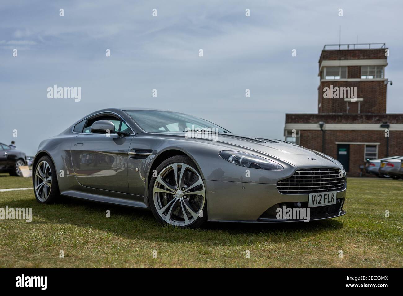 2010 Aston Martin V12 Vantage, exposée au Bicester Motion Scramble qui s'est tenu le 28 avril 2026. Banque D'Images