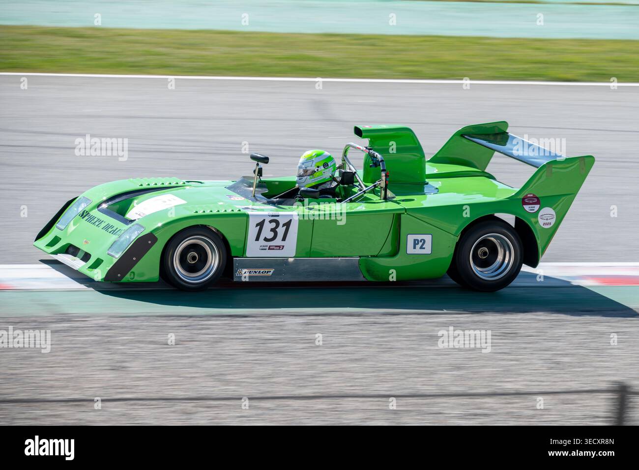 Green 1975 Chevron B31 prototype voiture de course pilotée par Charlie Hyett en compétition sur piste lors de l'événement Peter Auto Classic Endurance Racing à Espirit Banque D'Images