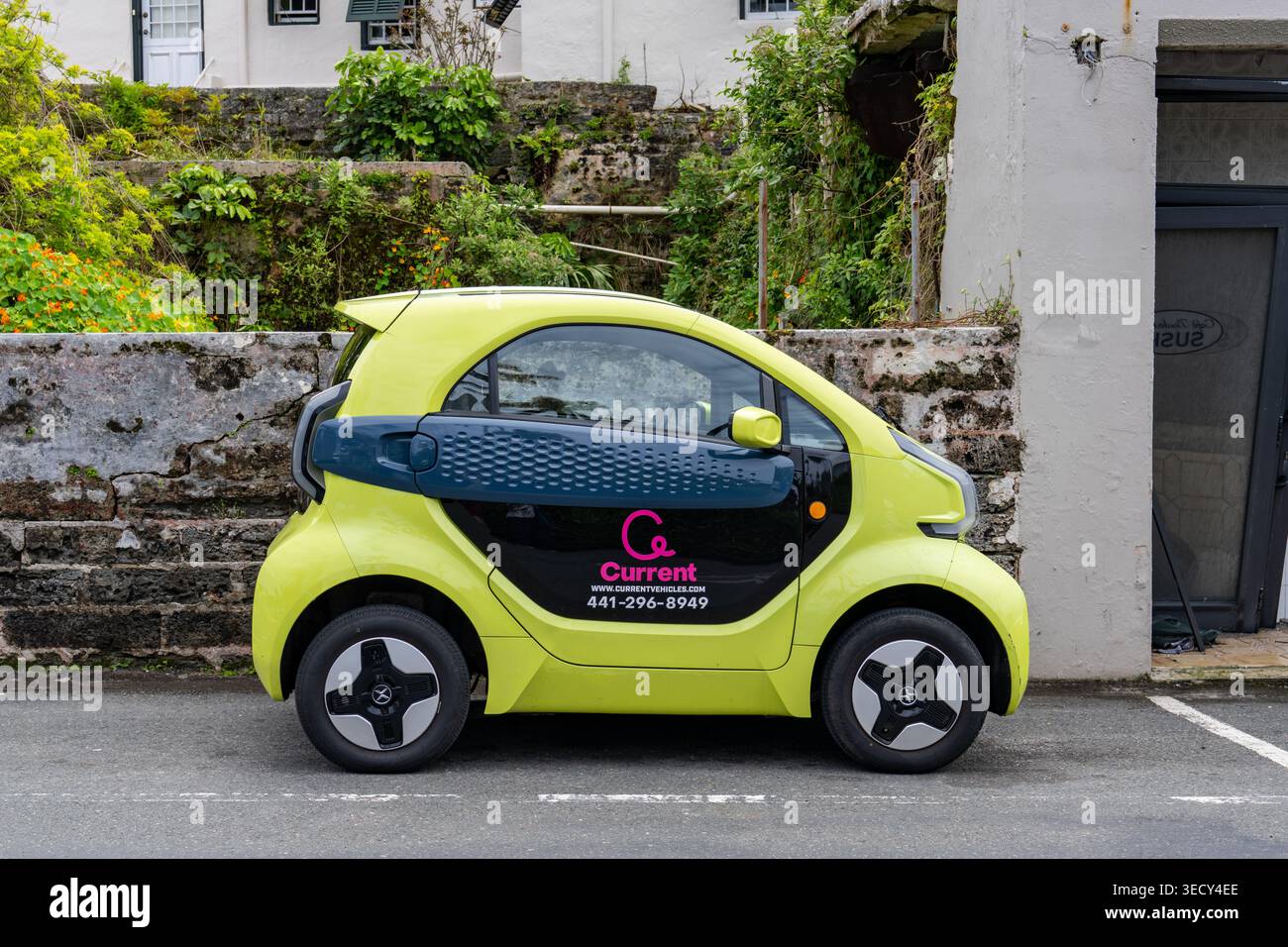 George's, Bermudes - 18 avril 2026 : microvoiture électrique écologique XEV Yoyo Pro offerte à la location par les véhicules actuels. La majorité des composants Banque D'Images