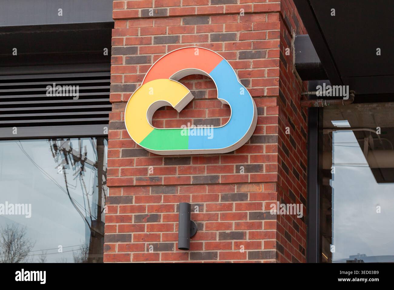 Gros plan du logo Google Cloud sur le bâtiment à Chicago. Banque D'Images