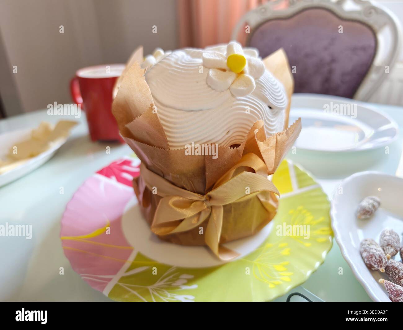 Table de glaçage décorée de fleurs et de rubans de cupcake Banque D'Images