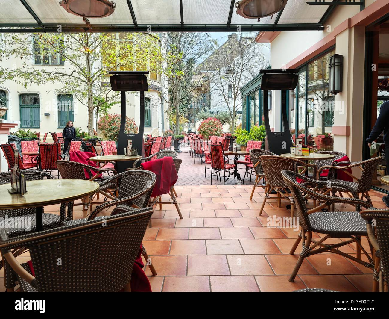 Vide terrasse extérieure sous auvent en verre Banque D'Images