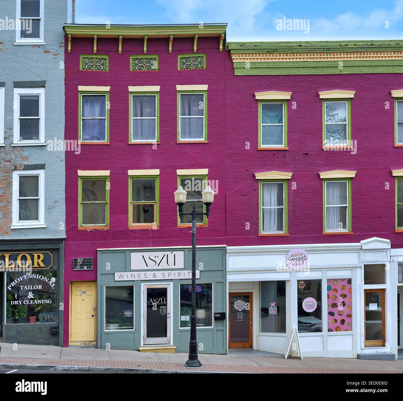 Petites boutiques de la rue principale de la ville dans un bâtiment coloré, région de Finger Lakes de l'État de New York Banque D'Images