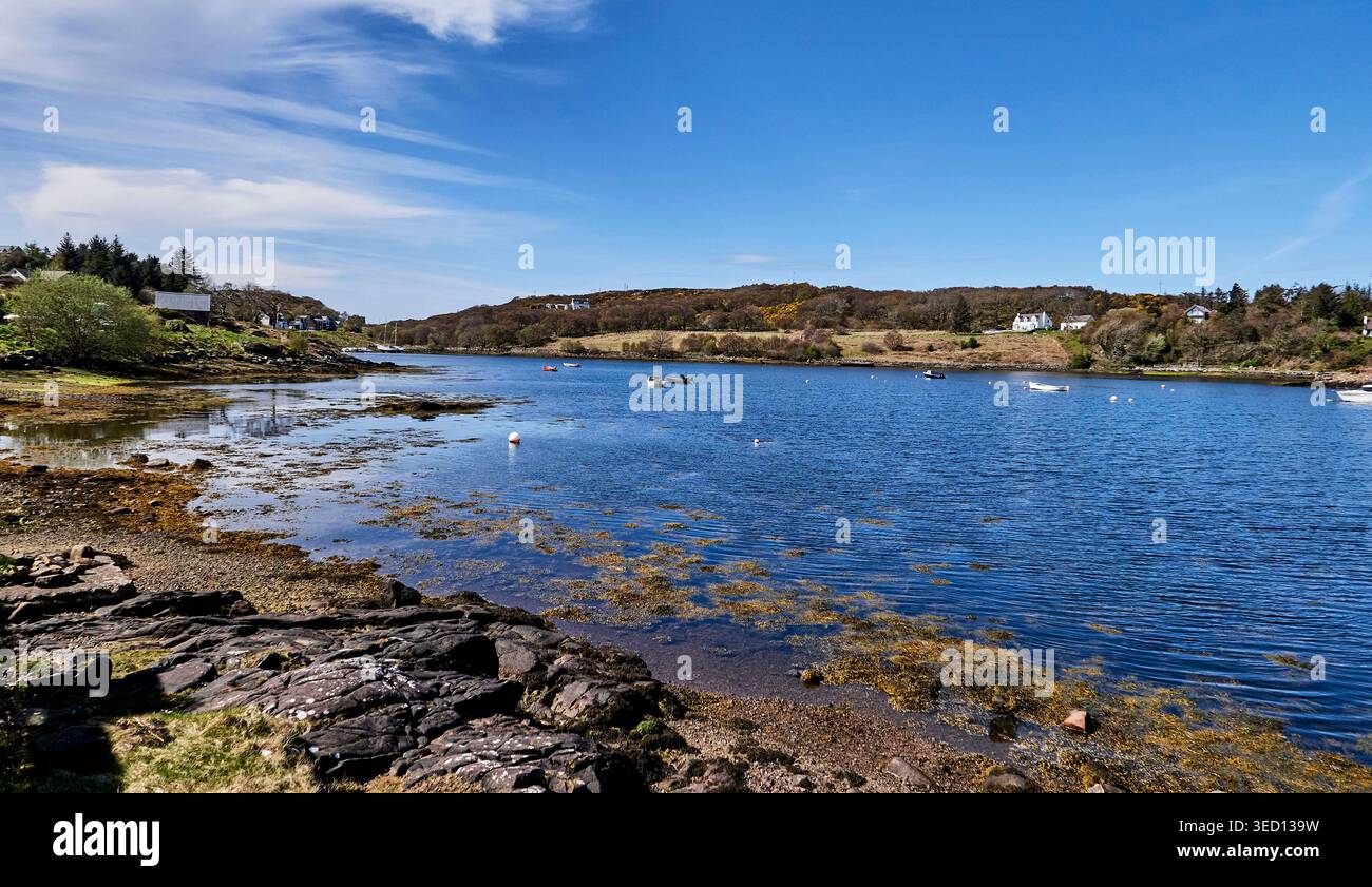 La communauté idyllique de Badachro, Gairloch, dans les hautes terres du nord-ouest de l'Écosse Banque D'Images