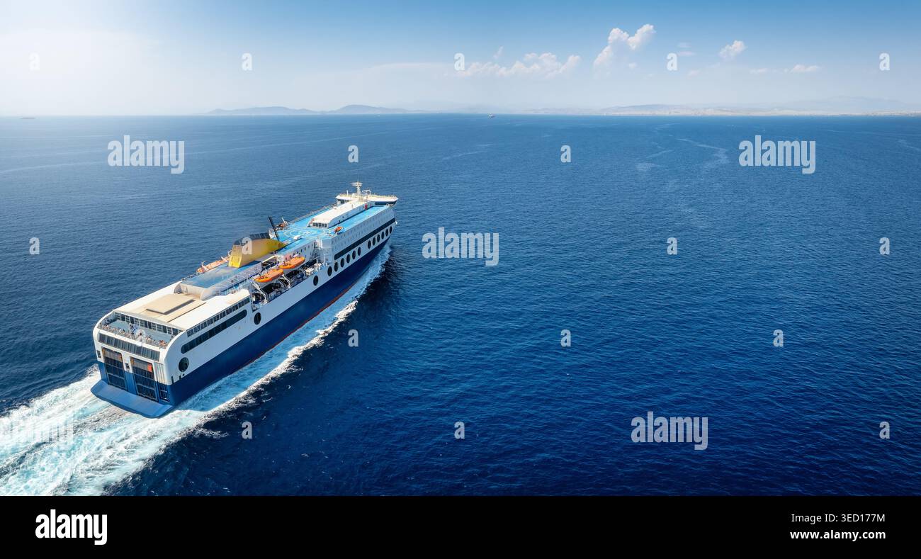 Vue aérienne d'un grand navire porte-voitures Ro-Ro (Roll on Roll off) croisière en mer méditerranée avec le rythme de copie Banque D'Images