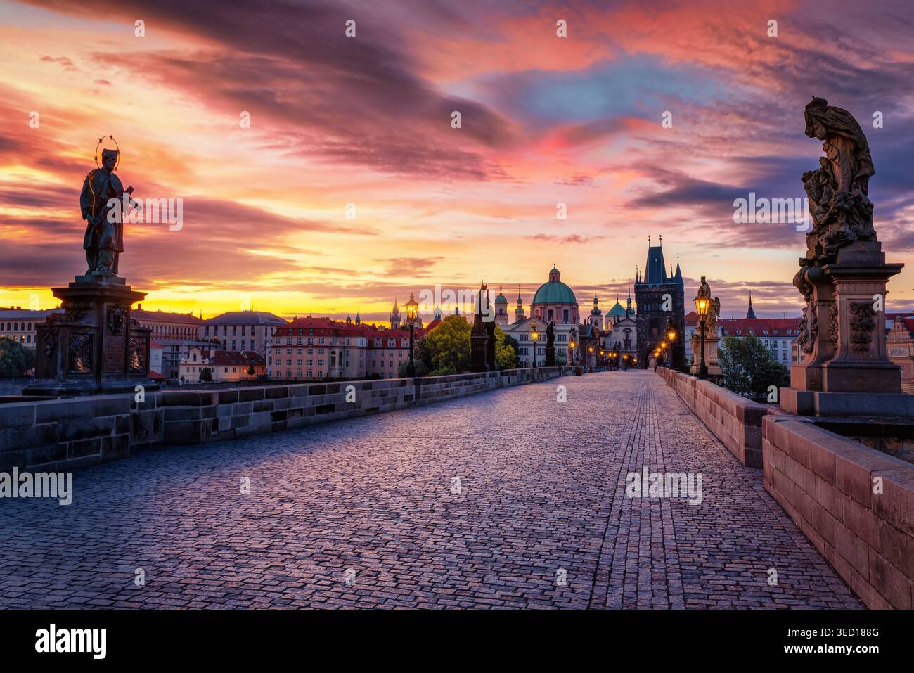 Belle vue d'été au lever du soleil sur le pont Charles vide à Prague, République tchèque Banque D'Images